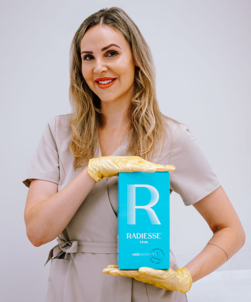 Radiesse® môžeme aplikovať rôznymi spôsobmi podľa toho, čo chceme ošetrením dosiahnuť. Po nariedení má tekutú konzistenciu a používame ho najmä na biostimuláciu – teda na podporu obnovy kvality, pevnosti a elasticity pokožky. Aplikuje sa podobne ako Sculptra®, najčastejšie kanylou do podkožia.